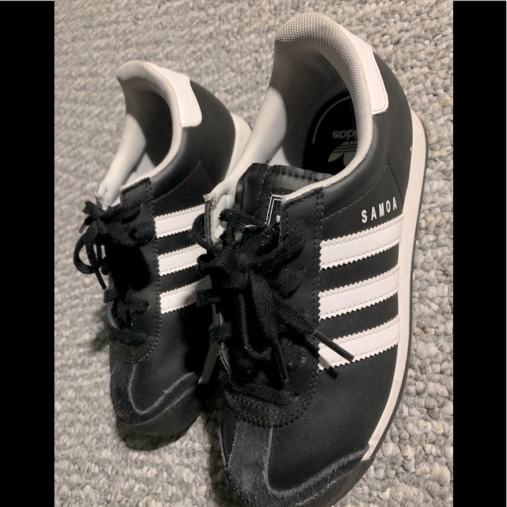 Adidas SAMOA Classic Black and white Shoes.